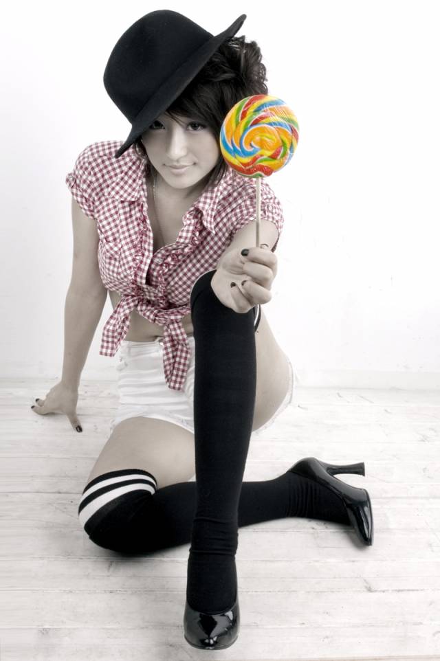 ����ɫ��СҰè��Ů