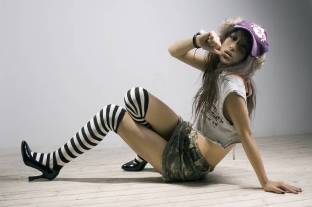 ����ɫ��СҰè��Ů