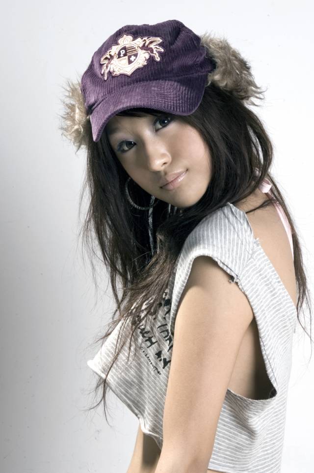 ����ɫ��СҰè��Ů