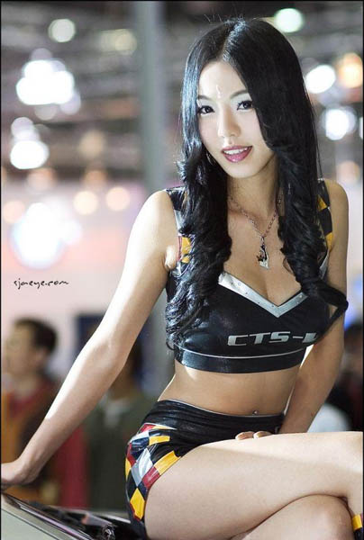 ����������չŮ��