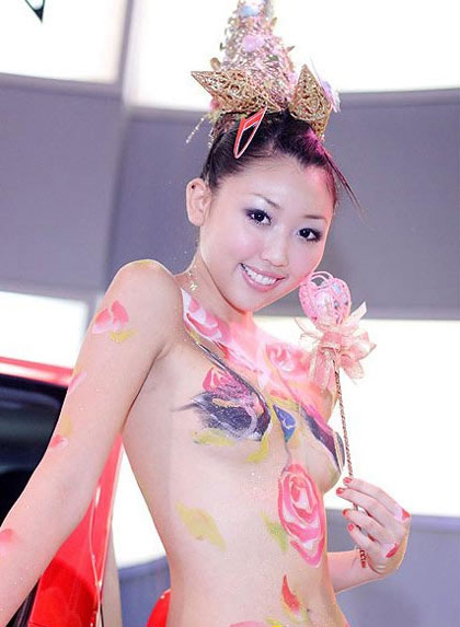 �ʻ������ ̨����չ������Ů��ģ