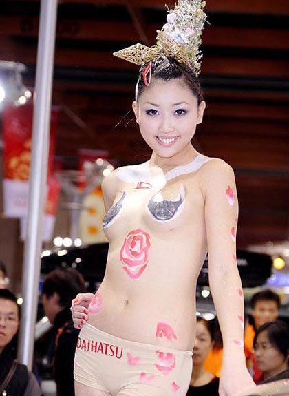 �ʻ������ ̨����չ������Ů��ģ