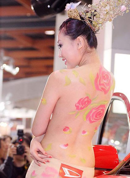 �ʻ������ ̨����չ������Ů��ģ