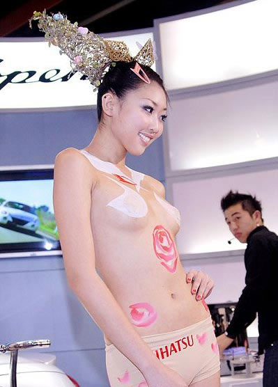 �ʻ������ ̨����չ������Ů��ģ