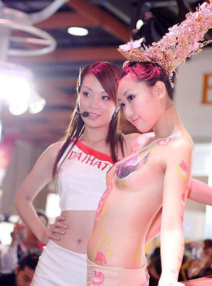 �ʻ������ ̨����չ������Ů��ģ