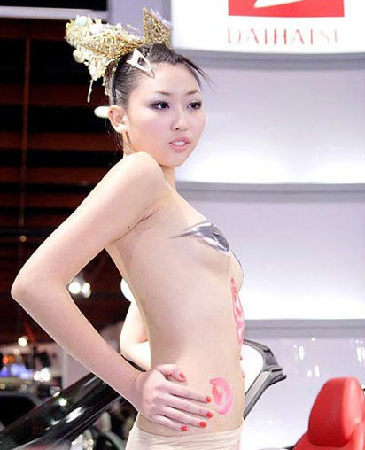 �ʻ������ ̨����չ������Ů��ģ