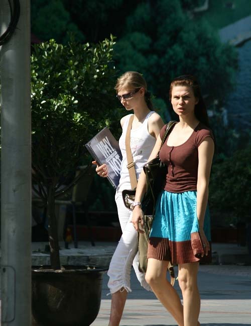 ץ���Ϻ�����·�ϵ���Ů