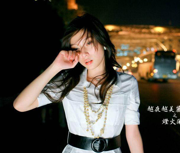 ҹɫ�µ�����Ů��