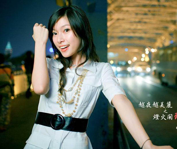 ҹɫ�µ�����Ů��