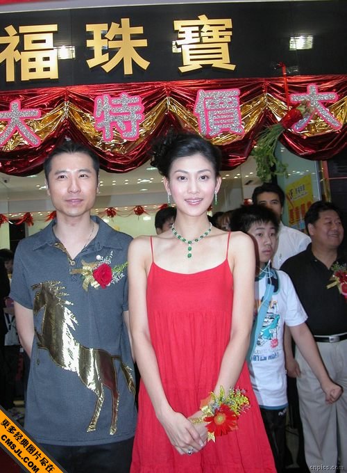 �����Ů���ǳ�ϯĳ��Ʒ�᳡