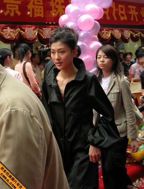 �����Ů���ǳ�ϯĳ��Ʒ�᳡