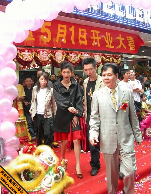 �����Ů���ǳ�ϯĳ��Ʒ�᳡