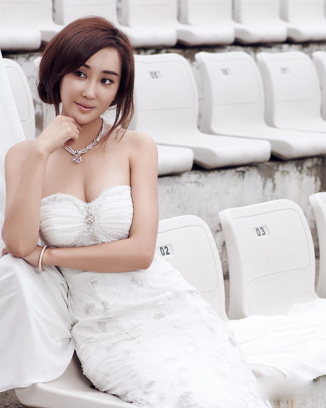 ����Ϫ��ɫ��ȹŮ��д�� ����С¶�Ը�