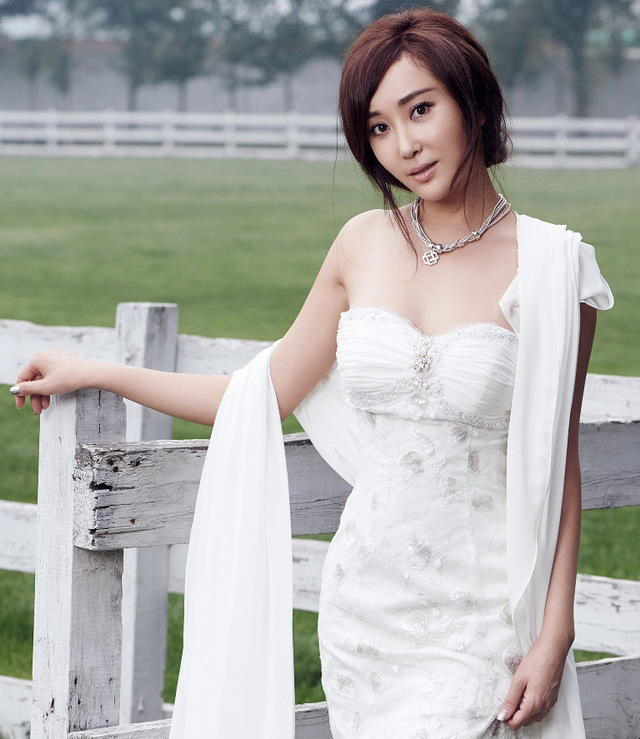 ����Ϫ��ɫ��ȹŮ��д�� ����С¶�Ը�