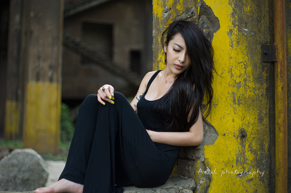 �Ը�ģ�طϾɳ������ݺ�ɫ��ȹ�ջ�  