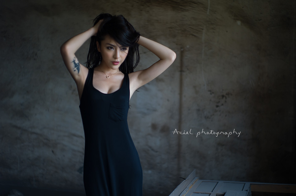 �Ը�ģ�طϾɳ������ݺ�ɫ��ȹ�ջ�  