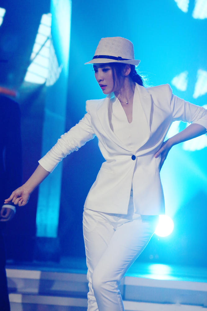 ����˧����װ������� �ڽǺ챪�����Ը������  