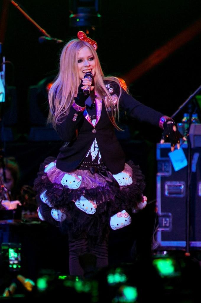 ��ޱ������۽��и��� ҡ��Ů�������ɰ�����  