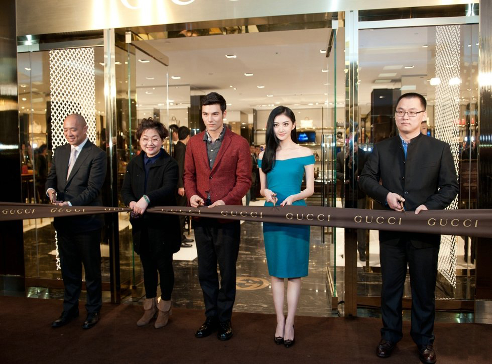 �������о���¶����ɫ����ȹ��ϯ�����׺���ʵ�� 