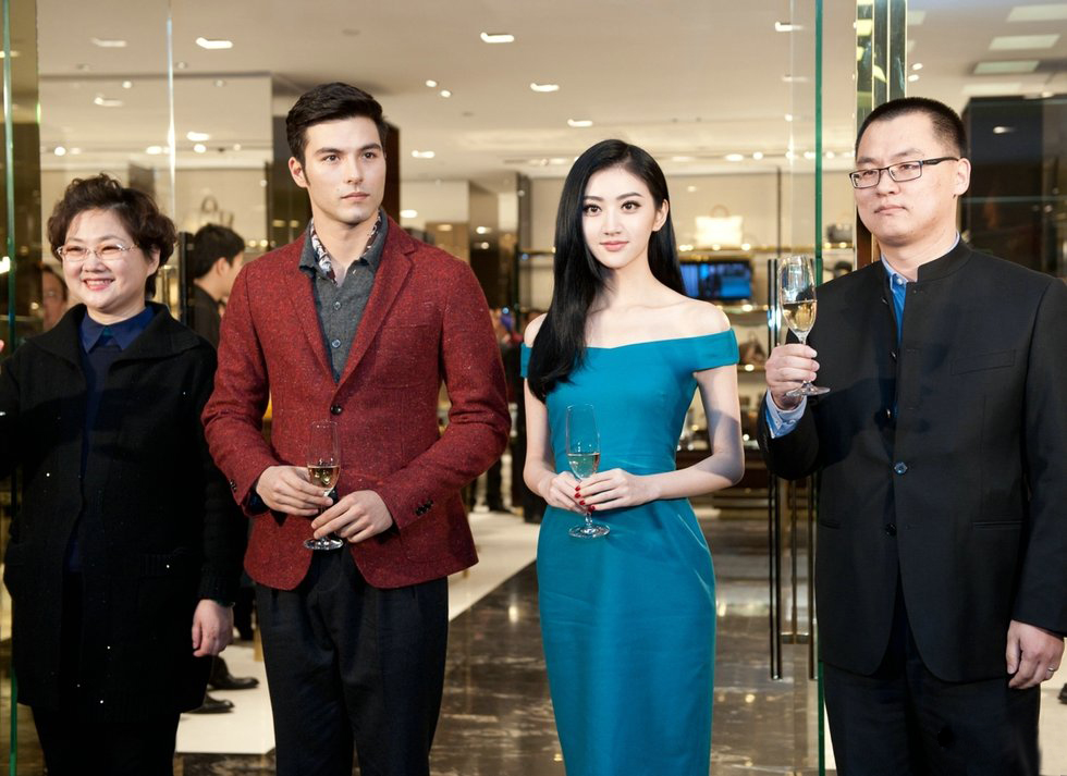 �������о���¶����ɫ����ȹ��ϯ�����׺���ʵ�� 