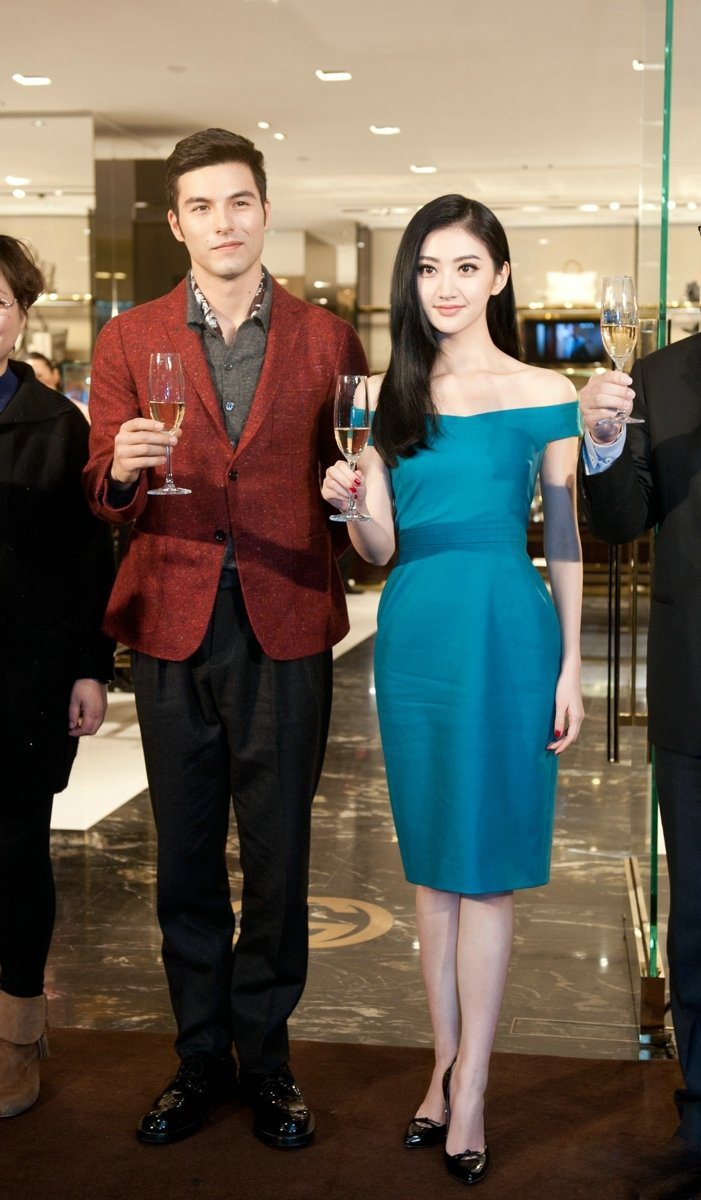 �������о���¶����ɫ����ȹ��ϯ�����׺���ʵ�� 