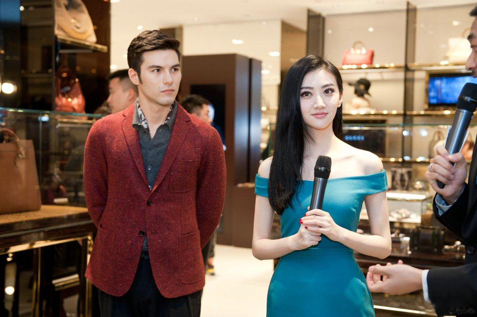 �������о���¶����ɫ����ȹ��ϯ�����׺���ʵ�� 